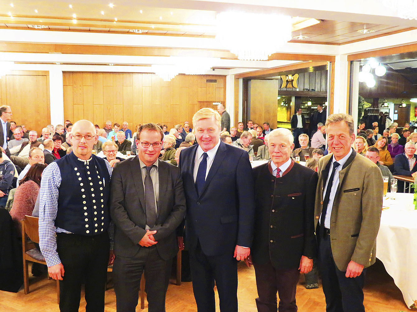 Sie diskutierten vor 200 Besuchern über den Umgang mit dem Wolf: Schäfer Wendelin Schmücker (v. li.), Landwirt Martin Peters, Landtagsabgeordneter Bernd Althusmann, Waldbesitzerverband-Präsident Norbert Leben und Landesjägerverband-Präsident Helmut Dammann-Tamke