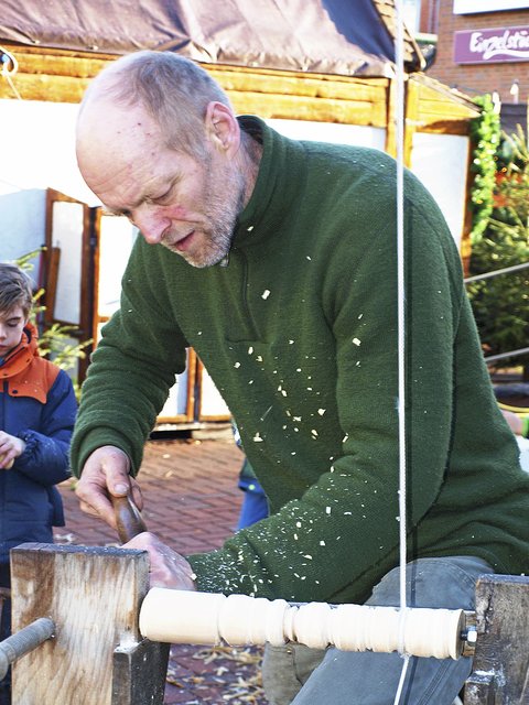 Der Schnitzer zeigt den Kindern, wie man kleine Kunstwerke drechselt | Foto: Veranstalter
