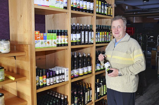 Arno Westerwick, zuständig für den SE Biomarkt in Tostedt, weist auf die Vielfalt an hochwertigen Speiseölen hin