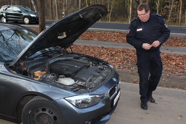 Bei einigen Fahrzeugen wurde auch unter die Motorhaube geschaut