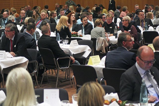 Die Veranstaltung war mit vielen Gästen aus Politik, Wirtschaft und Verwaltung und Familienangehörigen der Geehrten bestens besucht