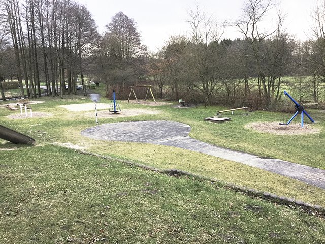 Um diese Fläche geht es: Der Spielplatz am Seeveufer macht einen recht trostlosen Eindruck  Fotos: Grüne/FDP/Sommer