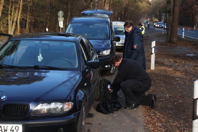 Beamte durchsuchen Jacken und Rücksäcke nach Drogen