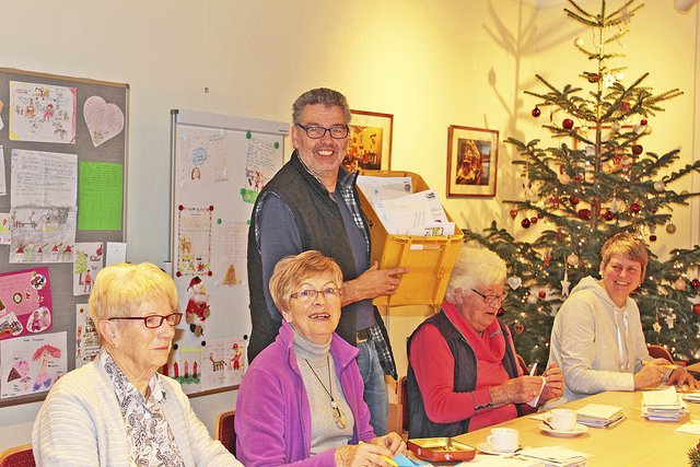 Briefe-Flut in der Schreibstube: Wolfgang Dipper und seine fleißigen Helfer