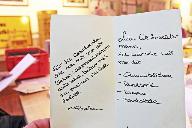 Ein kleines Mädchen ist dem Schnuller-Alter entwachsen. Es wünscht sich einen Rucksack und eine Kamera vom Weihnachtsmann