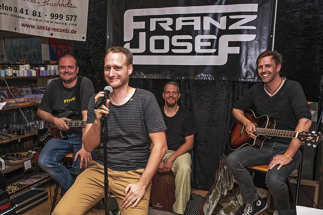 Franz Josef und seine Musiker spielen die neusten Songs