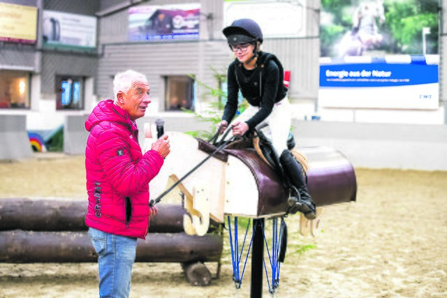 Führten den "Rocking-Movie" vor: Vielseitigkeits-Bundestrainer Hans Melzer und Reiterin Lena Reinstorf