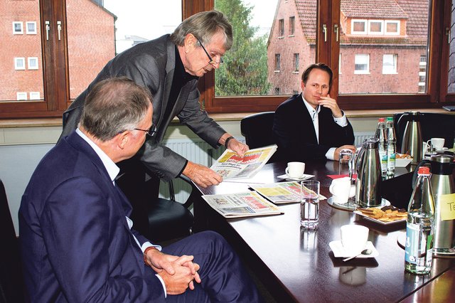 WOCHENBLATT-Verleger Martin Schrader (Mitte) und WOCHENBLATT-Geschäftsführer Christoph Kunst (li.) sprechen mit Stephan Weil über die Bedeutung und Aufgabe von Lokalen Anzeigenzeitungen | Foto: V. Meitsch