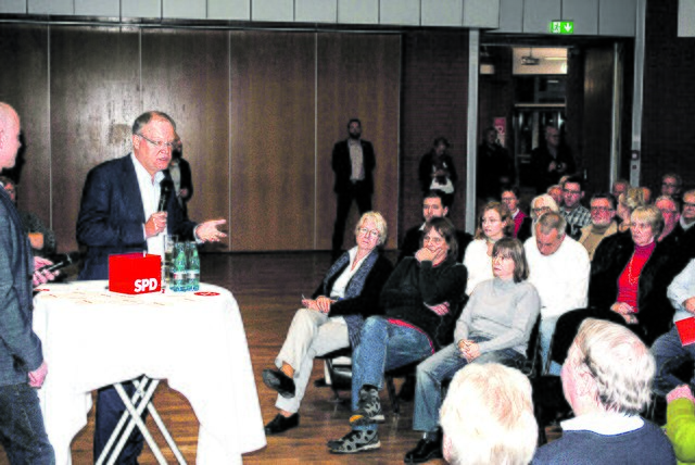 Stephan Weil diskutierte mit Bürgern in der Burg Seevetal in Hittfeld | Foto: ce