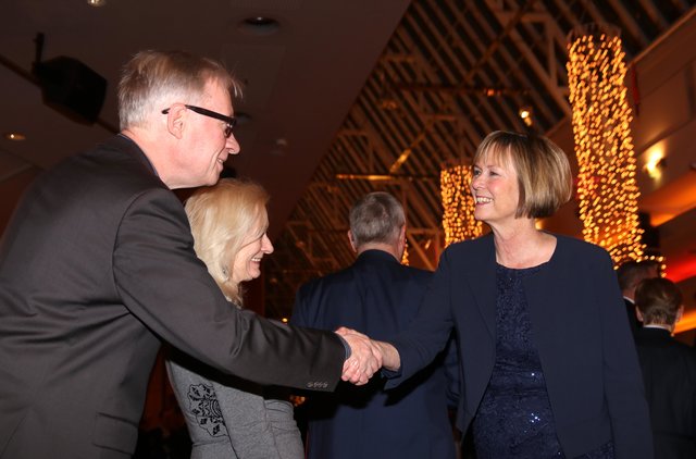Auch Stades Bürgermeisterin Silvia Nieber stand zum persönlichen "Shake Hands" bereit