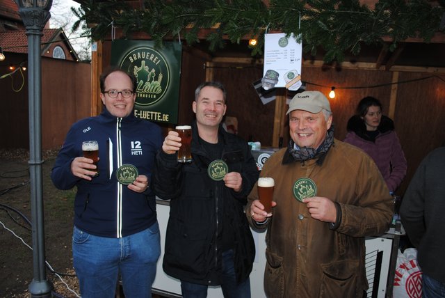 Genossen das neue "Salzhäuser Bier": Brauer Jan-Hendrik Koch (Mi.) mit Nils Abel und dessen Sohn Ole
