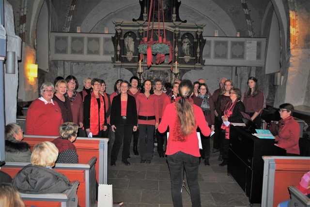 Begeisterte die Besucher in der Kirche: der Gospelchor "Spirit of St. John" unter der Leitung von Andrea Koert
