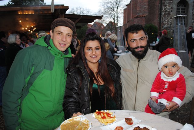 Beim fröhlichen Klönschnack (v. li.): der Salzhäuser Pastor Martin Alex mit Raghad Salim, deren Mann Remon Khairi und Töchterchen Annamaria (sieben Monate)