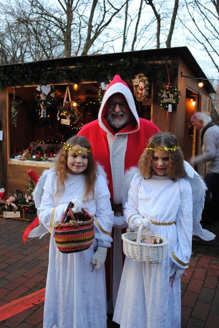 Gern gesehene Gäste: der Weihnachtsmann mit seinen Engeln Amelie (li.) und Lucie