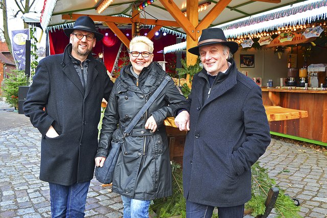 Marktmeister Detlef Voß (v. li.), Katja Kröger-Mollin vom Werbekreis-Vorstand und Bürgermeister Gerhard Netzel | Foto: bim