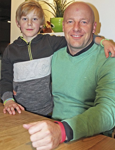 Carsten Buhr mit Sohn Benjamin, der täglich einen gefährlichen Schulweg hat