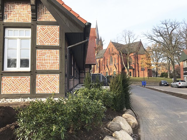 Traumhafter Ausblick: Von vielen der Wohnungen aus ist Hanstedts St. Jakobi-Kirche zu sehen