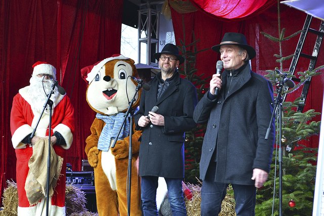 Bei der Eröffnung des Christkindlmarktes (v. li.): der Weihnachtsmann und Werbekreis-Maskottchen "Ekki", Marktmeister Detlef Voß und Bürgermeister Gerhard Netzel | Foto: bim