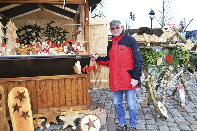Bietet seine Holzarbeiten und Vogelhäuser seit über 20 Jahren auf dem Christkindlmarkt an: Ernst-Helmut Martens aus Jesteburg | Foto: bim