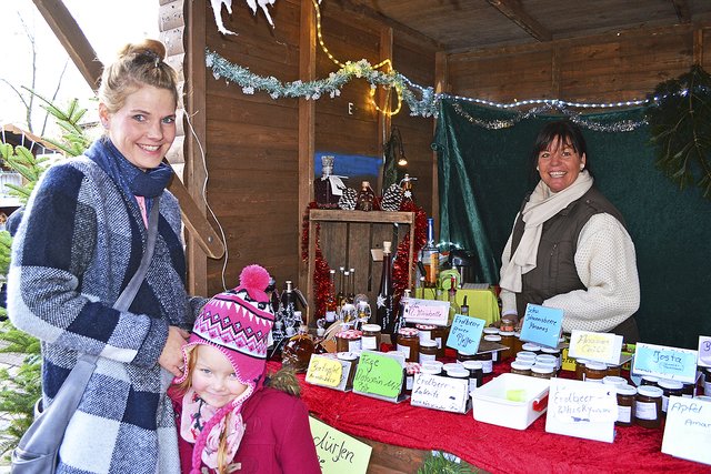 Babs Grabau (re.) aus Garlstorf bot Konfitüren und Liköre feil und ließ auch Nicole Dehning probieren, die den Christkindlmarkt mit Tochter Jamie besuchte | Foto: bim