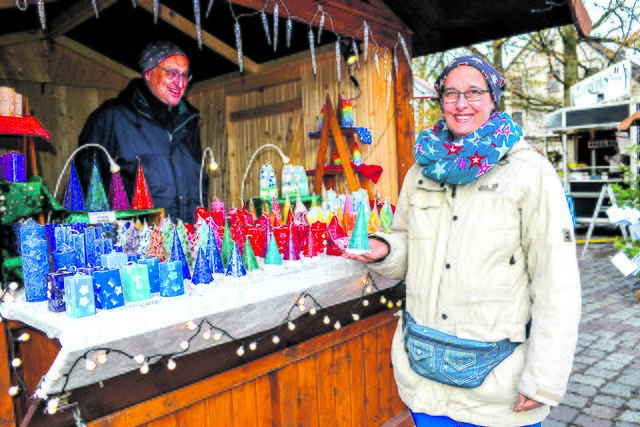 Tanja Heß aus Harburg hat sich auf außergewöhnliche Kerzen spezialisiert, die - wie ihr viele Besucher bestätigen - "zu schade zum Abbrennen sind". Am Stand wurde sie unterstützt von Ehemann Olaf | Foto: bim