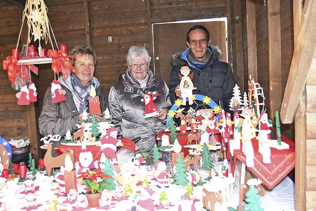 Christa Spangenberg (v. li.), Irmtraud Benisch und Marcus Spangenberg aus Hamburg waren zum sechsten Mal mit ihren weihnachtlichen Dekorationen auf dem Christkindlmarkt zu Gast | Foto: bim