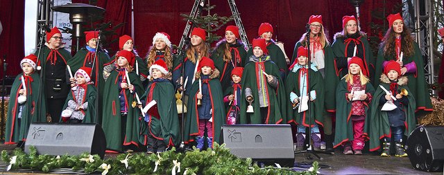 Der Zwergenchor eröffnete deen Markt mit weihnachtlichen Liedern und Gedichten | Foto: bim