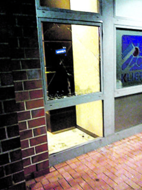 Durch diese Tür drangen die 
Täter ins Gebäude ein