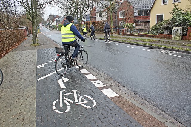 An der Rennbahn werden Radfahrer wieder auf die Straße
geleitet. Aber bitte gucken, ob die Straße frei ist!