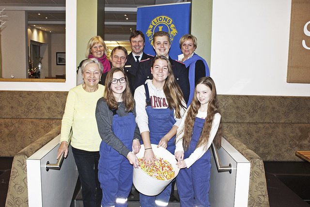 Vertreter der Jugendfeuerwehren und des Lions Club zogen unter notarieller Aufsicht die Gewinn-Nummern | Foto: thl