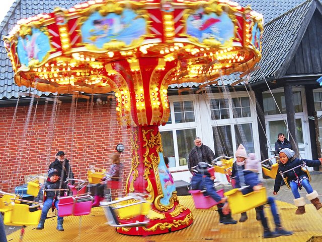 Das Karussel hat Tradition bei dem Weihnachtsbasar an der Grundschule Horst