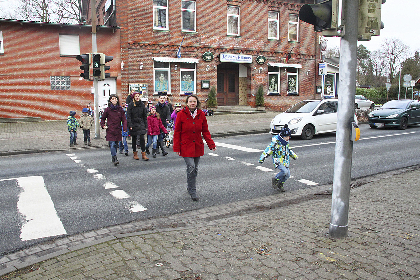 Nicht nur die CDU, auch die stellvertretende Bürgermeisterin Manuela Mahlke-Göhring (vorne, SPD) kämpft mit Eltern für mehr Schulweg-Sicherheit an der Risiko-Ampelquerung Foto: tp/Archiv