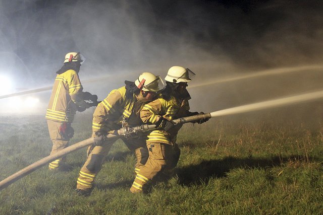 Einsatzkräfte bekämpfen während der Übung einen Brand