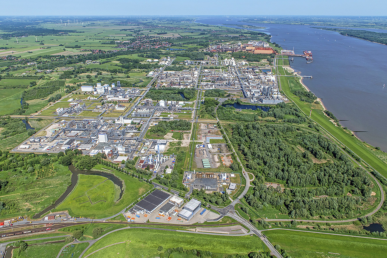Die Abwärme des Stader Dow-Werks könnte für Prozesse im künftigen LNG-Terminal an der Elbe genutzt werden Foto: www.luftbild.fotograf.de/Photographie Martin Elsen