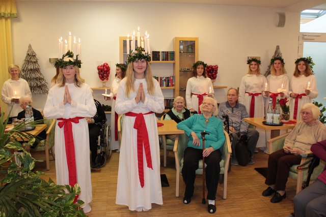 Freude bei den Bewohnern über das Gastspiel der Lucia-Sängerinnen im DRK-Seniorenheim in Stade