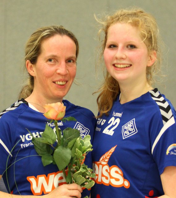 Vor dem Spiel gratulierte Rabea Radowsky (re.) ihrer Teamkameradin Melanie "Melli" Glimmann zum Geburtstag