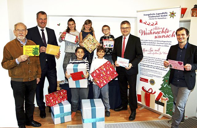 Freuen sich gemeinsam mit einigen Kindern aus der Tagesgruppe des Friedenshorts in Buchholz auf die "Aktion Weihnachtswunsch": Volker Greite, Schatzmeister im Lions Club Buchholz-Nordheide (von links), Andreas Sommer, Vorstandsvorsitzender der Sparkasse Harburg-Buxtehude, Cord Köster, Regionalleiter Süd der Sparkasse Harburg-Buxtehude und Timon Brandenberg, Regionalleitung Nord des Friedenshorts