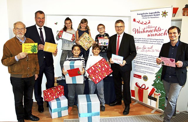 Freuen sich gemeinsam mit einigen Kindern aus der Tagesgruppe des Friedenshorts in Buchholz auf die "Aktion Weihnachtswunsch": Volker Greite, Schatzmeister im Lions Club Buchholz-Nordheide (von links), Andreas Sommer, Vorstandsvorsitzender der Sparkasse Harburg-Buxtehude, Cord Köster, Regionalleiter Süd der Sparkasse Harburg-Buxtehude und Timon Brandenberg, Regionalleitung Nord des Friedenshorts | Foto: Sparkasse Harburg-Buxtehude