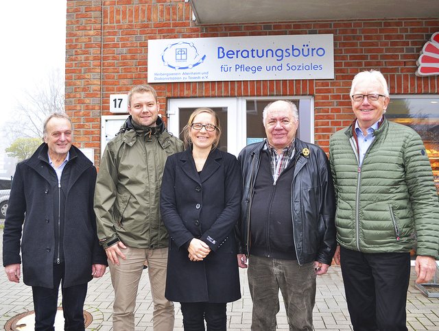 Werben für die Unterstützung als Alltagsbegleiter (v. li.): Bürgermeister Gerhard Netzel,
Herbergsvereins-Geschäftsführer Helge Johannsen, Christine Petersen vom Beratungsbüro sowie Peter Schmidt und Wolfgang Marquardt Foto: bim