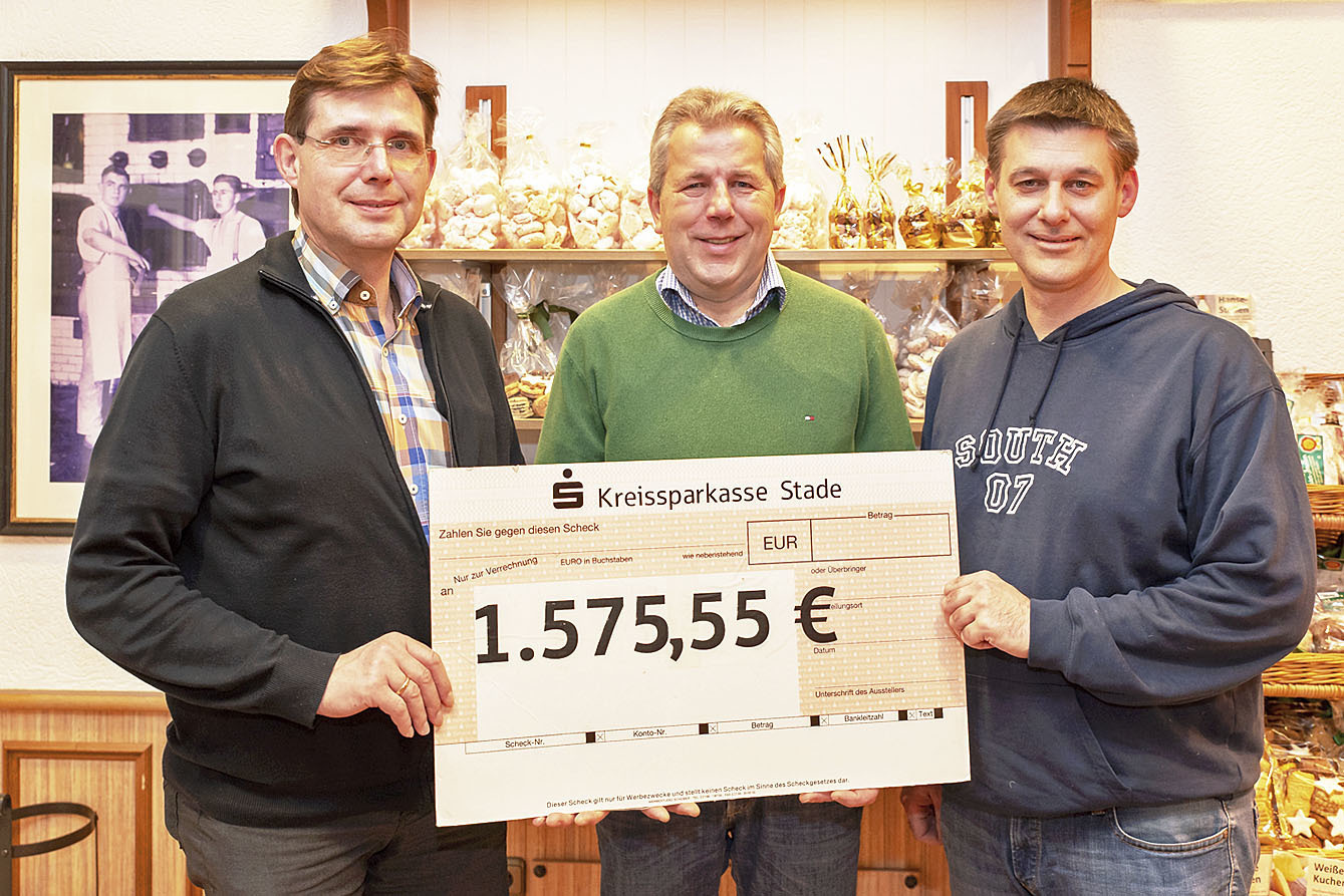Christian Gittermann (li.) und Rolf Dannenberg (re.) nahmen den Scheck von Ralf Dietz entgegen