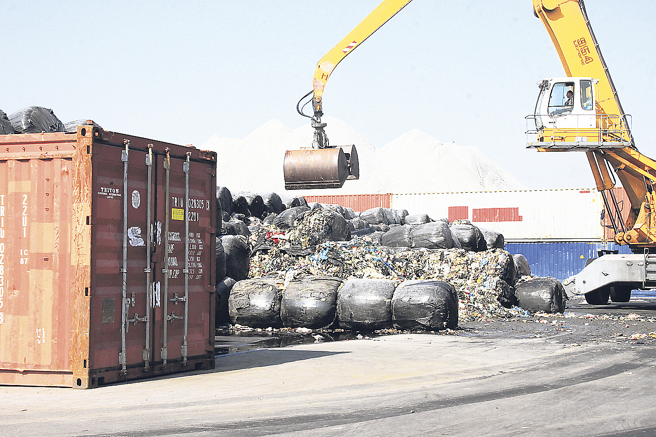 Am Stader Seehafen wurde schon in der Vergangenheit Müll umgeschlagen. Künftig soll er ganz in der Nähe auch verbrannt werden Foto: tp/Archiv