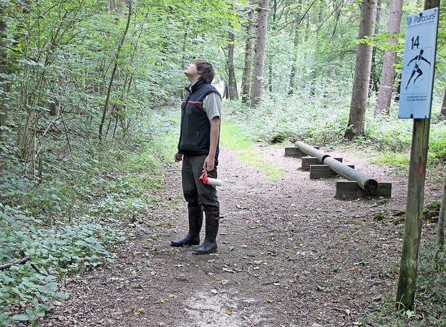 Förster Hauke Klattenberg nimmt Bäume am
Trimm-Dich-Pfad in Augenschein  Foto: Landesforsten