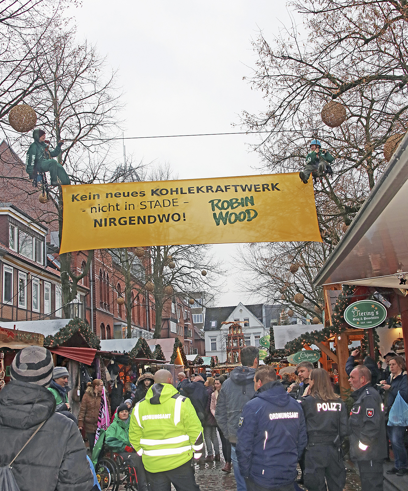 Von den Ordnungskräften wird die Aktion kritisch beäugt Fotos: jd