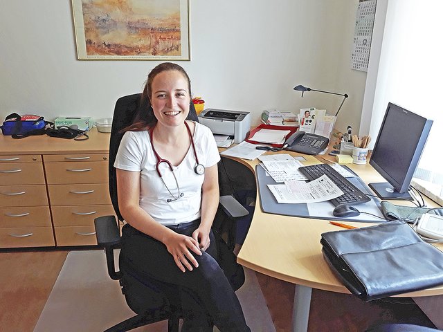 Praktikantin Charlotte Wessowlowski ging in der Praxis Dr. Harm Spreckels in Himmelpforten "an Land"