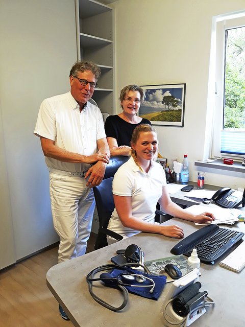 Annika Stehr (vorne) in der Praxis von Peter Gründahl und Susann Schütt in Horneburg