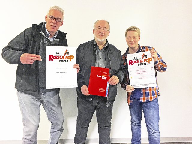 Stolz auf die Preis-Urkunden (v. li.): Dieter Hamann, Hans-Ulrich Schröder und Florian Jenzen von den "Wattenläufern" Fotos: Wattenläufer, Bartoschik