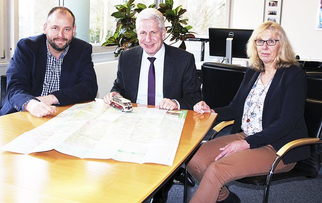 Wollen mehr Fahrgäste für den ÖPNV gewinnen (v. li.):
Friedhelm Stradtmann, Landrat Rainer Rempe und Ute Wille (Mitarbeiterin Abteilung Schule/ÖPNV/Sport) | Foto: Landkreis Harburg