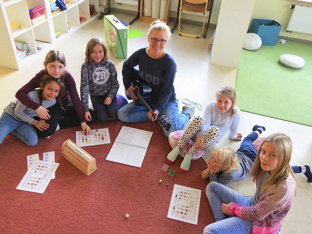 Zu Beginn des Englischunterrichts singen die Kinder mit Lernbegleiterin Antje Schierhorn das
Weihnachtslied "I wish you a merry christmas" Fotos: ts