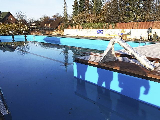 Der Steg, der Schwimmer- und Nichtschwimmerbecken trennt | Foto: Samtgemeinde Tostedt