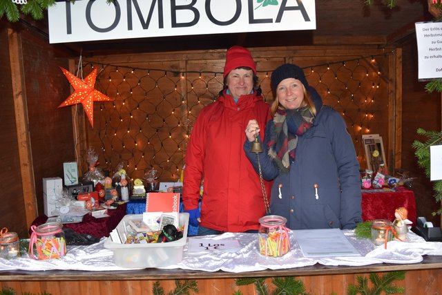 Weihnachtstombola: Kerstin Grundmann (li.) und Meike Neven von der IG verkauften Lose für den guten Zweck